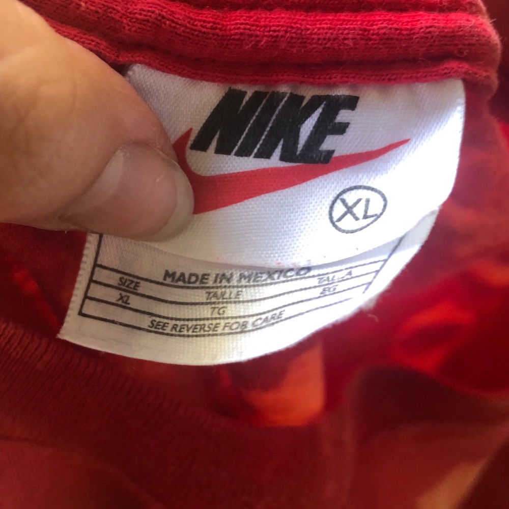 Vintage Y2K 2000’s Red Nike bleachwork graphic tee - Picture 4 of 4